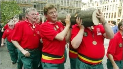 Le 6 aot  Bruxelles , on plante le   Meyboom   ( l'arbre de joie ) ; c'est :