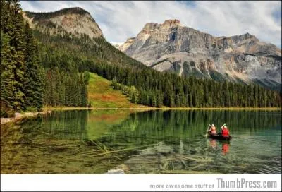 Si vous venez pour profiter de mes plages de sable fin, c'est raté, par contre mes paysages sont magnifiques et ma capitale porte le nom d'une grande souveraine anglaise !
