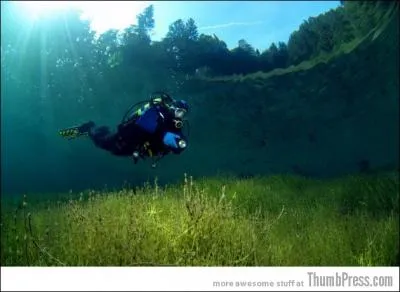 Je suis le lac Sameranger, lac artificiel de barrage, sous mes eaux, les choses sont restes en l'tat, on dit que j'ai les plus beaux fonds sous-marins du monde, venez me voir en ...