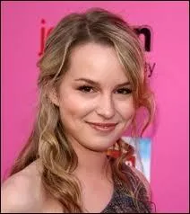 Comment s'appelle la srie dans laquelle Bridgit Mendler joue ?