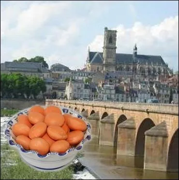 Nougat brun aux amandes, entour d'un glaage orang, la nougatine est ne dans le sucre, sur les bords de Loire  ... .