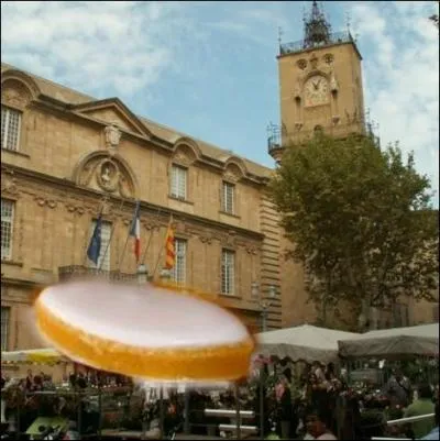 Ces sortes de biscuits, trs tendres  la pte d'amande, parce qu'ils sont puiss dans un large vaisseau en forme de Calisse, sont nomms Calissons. Ils ont fait la renomme de cette ville ... .