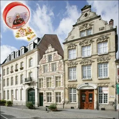 Et les btises, ces bonbons aromatiss  la menthe et rays de sucre caramlis sont labors  ... .