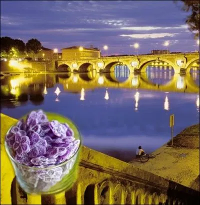 La violette est une friandise labore  partir de fleurs fraches de violettes cristallises dans le sucre, elle nous vient de ... .