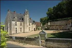 "Quand en songeant à ma folâtre, j'acolle, Laissant mes flancs sur les siens s'allonger, ...". Voilà un début de poème prometteur mais, qui l'a écrit ?