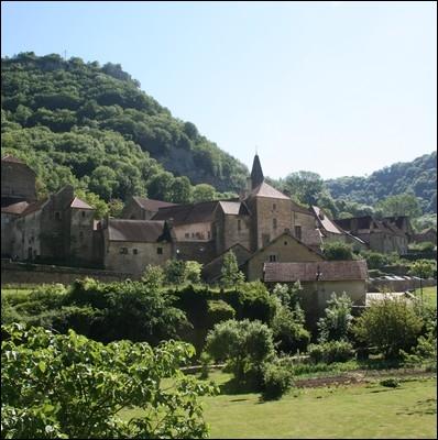 Baume-les-Messieurs est un joli village situé dans les reculées du Dard et de Malcombe, monuments naturels sauvages. Dans quel département français se trouve-t-il ?