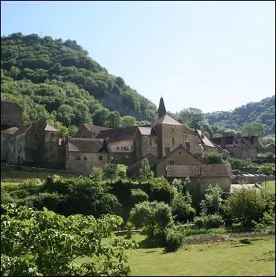 Baume-les-Messieurs est un joli village situ dans les recules du Dard et de Malcombe, monuments naturels sauvages. Dans quel dpartement franais se trouve-t-il ?