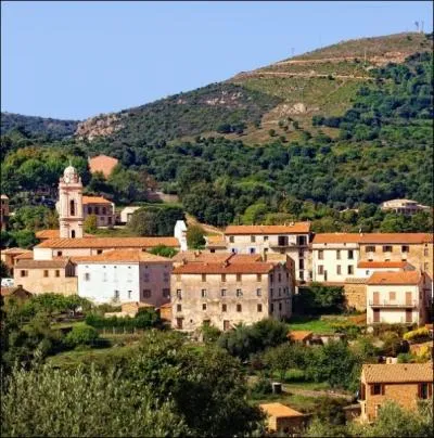 Dans le golfe de Porto , ce village aux petites maisons sans fioritures surplombe l'un des sites naturels les plus spectaculaires de Corse... .