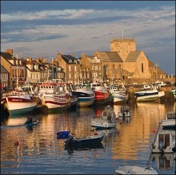 Ce village planté comme une vigie à l'extrémité du Cotentin, est un havre de charme, où séjourna le peintre Paul Signac, fasciné par le flux et le reflux des marées souvent spectaculaires ... .