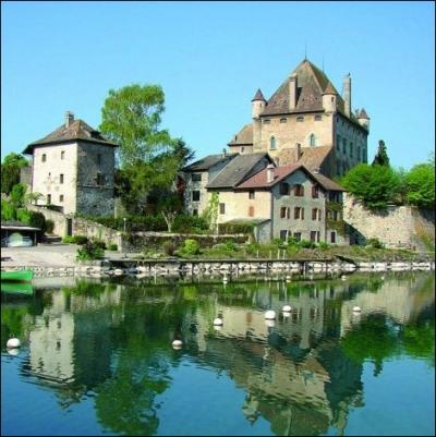 Yvoire, splendeur médiévale s'avance en une presqu'île sur quel lac de Haute-Savoie ?