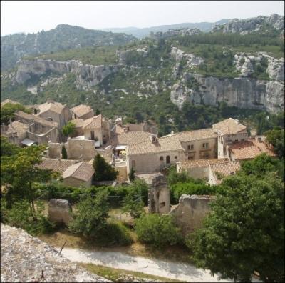 Ce bourg provençal, couronné par les ruines de son château, du haut de son éperon rocheux, comme un nid d'aigle domine la vallée des Alpilles ... .