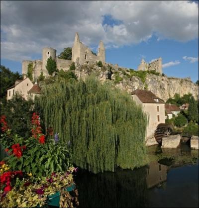 Les ruines d'une forteresse, de l'eau, des champs, de la forêt, ce village au cadre résolument bucolique du Poitou-Charentes c'est ... .