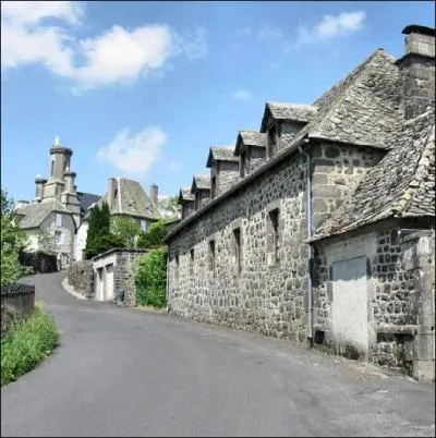 Les maisons de ce village de Haute-Auvergne, juch au-dessus de la Maronne sont faites de pierre de lave... .