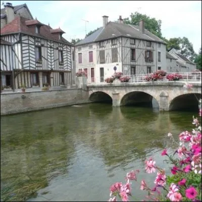 Lov sur les rives de l'Ource au coeur du vignoble champenois, ce village champtre est clbre pour y avoir accueilli le peintre Pierre Renoir ... .