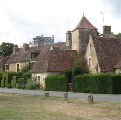 Dans quelle région de France est situé le magnifique village d'Apremont-sur-Allier, dominé par un château du XIIème siècle et comptant seulement une centaine d'habitants ?