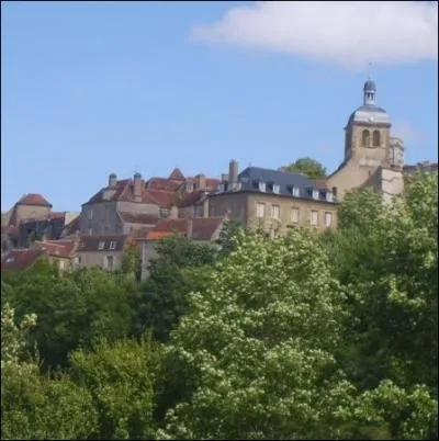 Aux portes de l'Avallonnais, un village semble tutoyer la beaut et le sacr. Nous sommes sur la  colline ternelle   ... .
