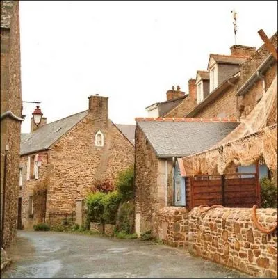Ce petit port de charme en  mer intrieure , situ dans l'estuaire de la Rance possde de superbes maisons de marins d'allure modeste en pur granit ... .