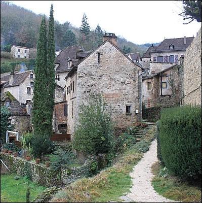 Suspendu à près de 100 mètres au-dessus d'un méandre du lot. Quel est ce village   paradis   version Quercy ?