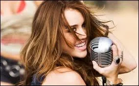 Avec qui joue-t- elle dans cette srie ?