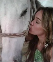 Comment s'appelle le cheval de Miley ?