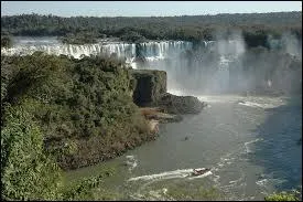 Quelles sont ces chutes, les plus larges d'Amérique du Sud, inscrites au patrimoine mondial par l'UNESCO en 1984 ?