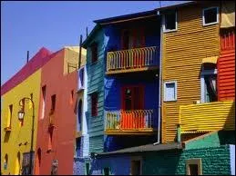 Quelle est cette capitale trs europenne situe sur le Rio de la Plata (ici le quartier de la Boca prs du port) ?