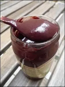 Est-ce que cette célèbre moutarde de Brive doit son nom à un pot enveloppé d'une voilette, et à une fleur qui fait l'originalité de son goût ?