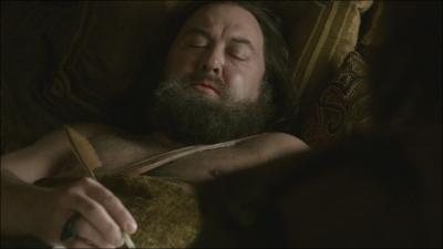 Robert Baratheon meurt  accidentellement  lors d'une partie de chasse, ventr par un animal, alors qu'il avait trop bu. Quel est l'animal en question ?