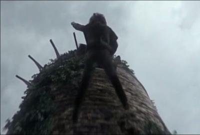 A la fin du premier pisode, Bran est pouss du haut d'une tour par Jaime Lannister. Pourquoi ?