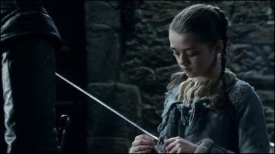Avant de partir pour la Garde de la Nuit, Jon Snow offre une petite pe  Arya. Comment dcide-t-elle de la baptiser ?