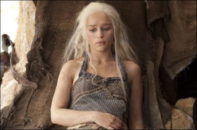 Dans l'pisode 3, on apprend que Daenerys est enceinte et que son enfant sera un garon. Mais qui en est le pre ?