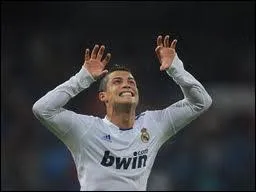 1990 : Quel joueur invente la ''célébration'' de but en dansant près du poteau de corner ?