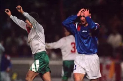 1994 : La France se voyait déjà aux USA mais en 1993, elle a mal géré ses derniers matchs. Quelle équipe la crucifie par un but inscrit dans les arrêts de jeu du dernier match de qualification ?