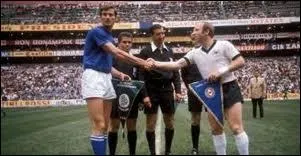 1970 : Au Mexique, sous une chaleur écrasante, la demi-finale Italie / Allemagne est un des plus grands matchs de l'histoire du foot. Quel joueur termine le bras en écharpe avec une clavicule cassée ?