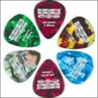 Le médiator est une petite lamelle dont on se sert pour toucher les cordes de certains instruments de musique. Sous quel autre nom est-il également connu ?