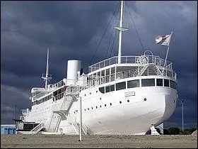 Sur quelle plage française peut-on voir le "Lydia", un paquebot échoué sur le sable et transformé en musée, restaurant, discothèque et casino ?