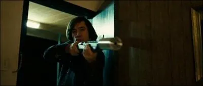 Au mme moment, Anton retrouve la chambre o est cach l'argent. Comment procde-t-il pour entrer dans cette chambre ?