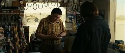 Combien Anton doit-il au caissier de la station service ?