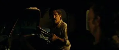 Lorsqu'Anton tue l'automobiliste qui  rcupr Llewelyn dans sa voiture, la voiture est-elle en marche ou  l'arrt ?