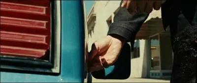 Comment Anton explose-t-il la voiture pour viter d'attirer l'attention sur lui ?