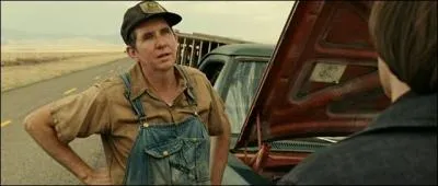 Quelle phrase dstabilise clairement le conducteur de la camionnette remplie de poules ?