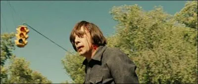 De quel cot se fait percuter Anton, lorsqu'il repart en voiture ?