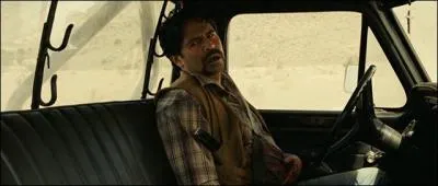 Que fait Llewelyn lorsqu'il trouve un mexicain bless demandant de l'eau dans un pick-up ?