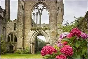 Une lgante construction dont la nef est  ciel ouvert et qui s'ouvre sur la mer du ct de Paimpol. L'or dlicat d'un grand ginkgo biloba lui fait un crin prcieux en automne.