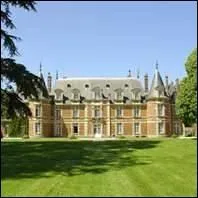 Ce chteau situ en Seine-Maritime a vu natre Guy de Maupassant en 1850. Une haute futaie de htres et un cdre du Liban dominent les murs d'enclos.