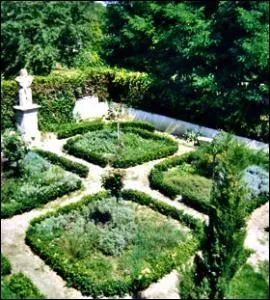 Rendez-vous  Sarrant, village fortifi pour y visiter le jardin mdival riche de simples et de lgumes anciens. Cette localit est classe parmi les plus beaux villages de France; dpartement 32.