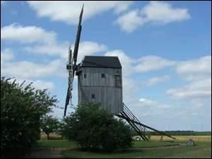 Juché sur son socle de pierre ce moulin à vent a défié le temps. Plus de 500 ans de bons services. Sis à Levesville-la-Chenard, commune de la région Centre, sur la route du blé. 
Où sommes-nous ?