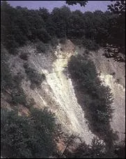 Le cul du cerf ! Etrange nom pour un bassin d'érosion creusé sur des millions d'années par une résurgence. Nationale 74, direction de Neufchâteau. 
Dans quel département sommes-nous ?