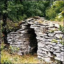 Guérite enclavée dans un pierrier de pierres sèches entourant les anciens vignobles du pays cadurcien. Elle devient un abri pour berger au XXe siècle. 
Quel est son nom ?