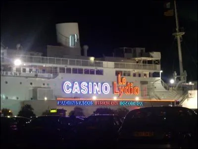 Dans quelle ville, peut-on dcouvrir le  Lydia , un paquebot chou sur une plage et reconverti en muse, restaurant, discothque et casino ?